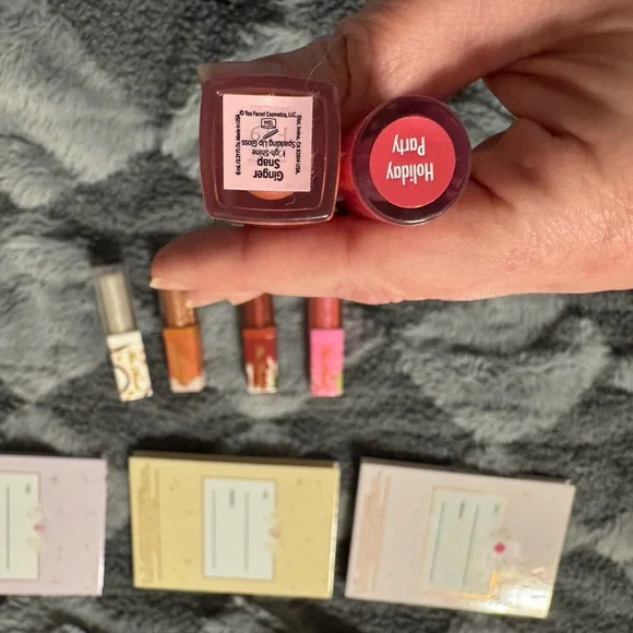 Too Faced Holiday Makeup Bundle - Picture 5 of 8